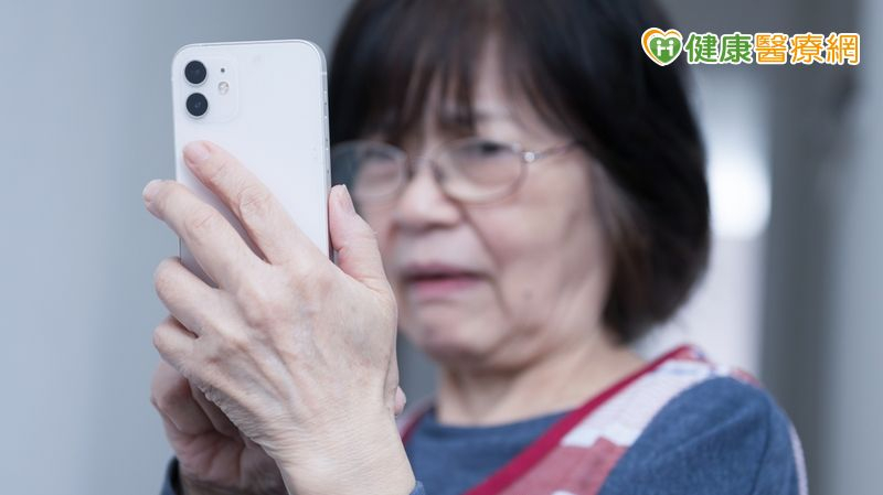 莊淑婷副院長強調，詐騙集團常在社群網站大量投放假冒廣告，誘導長輩購買來路不明的藥品或保健食品，不僅傷了荷包，也傷害健康。