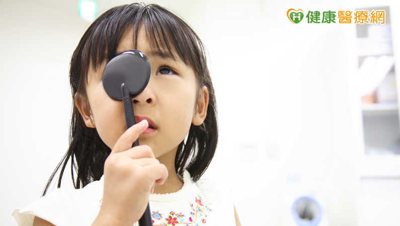 家長一旦發現孩子疑似有弱視，醫師表示越早處理越有利，盡量不要拖到10歲後，以免影響日後的日常生活。