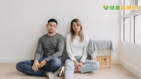 健康的親密關係不會是一種負擔！專家給「3方向」檢視你與他的關係