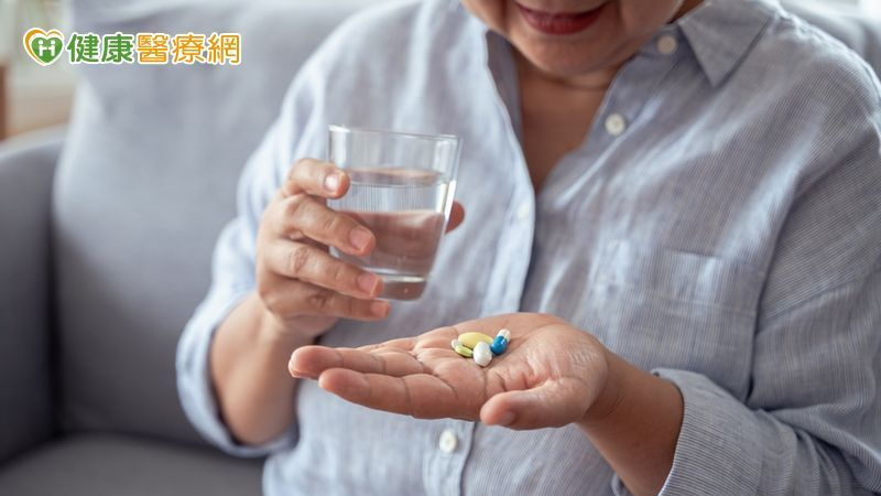 彰化醫院臨床藥師黃聖剛也提醒，高血壓、糖尿病、心臟病及精神疾病等慢性病患者，春節期間切勿自行中斷用藥，避免對健康造成嚴重影響。