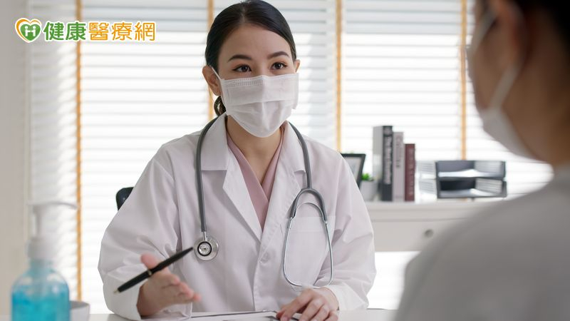 「全民健保行動快易通｜健康存摺App」，讓民眾在手機上就能即時掌握全台醫療院所與藥局的開診時段。