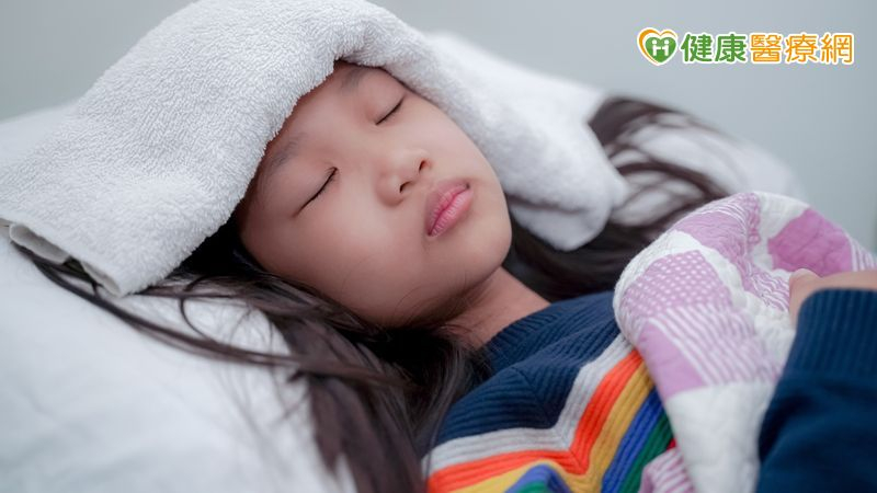 若孩子出現「持續高燒不退、活動力下降、肢體無力、呼吸困難、反覆嘔吐無法進食」等情況，應盡快就醫。