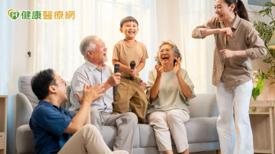 過年當心「多巴胺陷阱」！長輩沉迷短影音恐傷身 醫傳授互動三心法