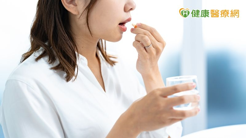 春節連假時間長，不少民眾因作息改變，容易忘記服藥，甚至因年節習俗自行停藥。