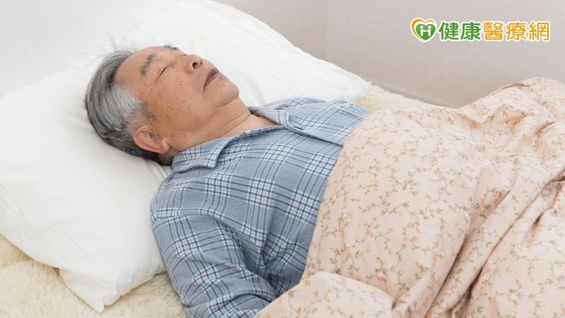 中老年族群若出現不明原因貧血、腎功能突然惡化、長期腰背疼痛、不明原因骨折，或高血鈣引起的倦怠、食慾不振等症狀，應及早就醫評估，把握治療時機。