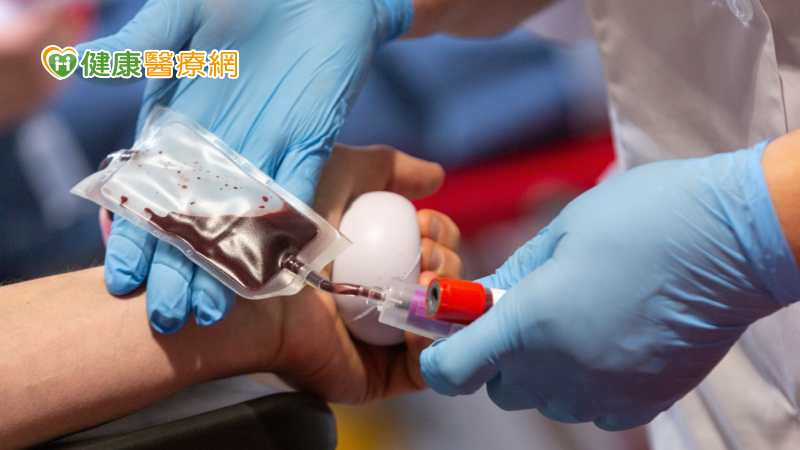 呼籲符合捐血資格的民眾把握春節前時間抽空踴躍挽袖捐血，以實際行動守護醫療量能，因為生命無法等待，每一袋血液，都是病人延續希望的重要力量，可以讓更多病人能安心過好年。