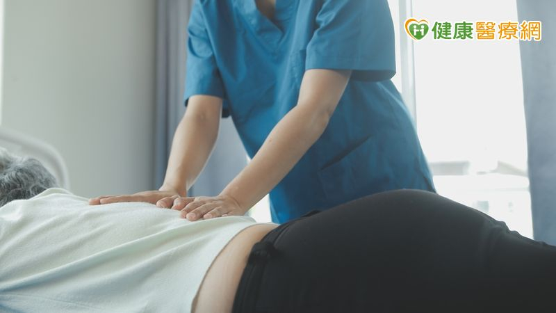 椎間盤突出不只發生在中高齡族群，長期姿勢不良、久坐、搬重物者同樣是高風險族群。