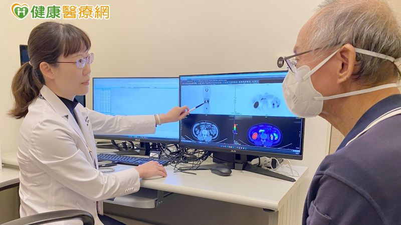 臺中榮總核子醫學科主任林宜瀞（左）向民眾說明檢查結果。（圖中民眾非個案）