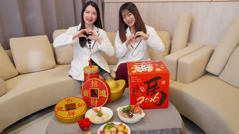 營養師黃家莚（右）表示，掌握「高蛋白多蔬菜」和「減少油鹽糖」，過年健康吃、吃出好健康。（記者彭新茹攝）