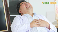 「胸口壓大石」別硬撐！40歲壯男三條血管全堵塞　醫揭心臟關鍵警訊