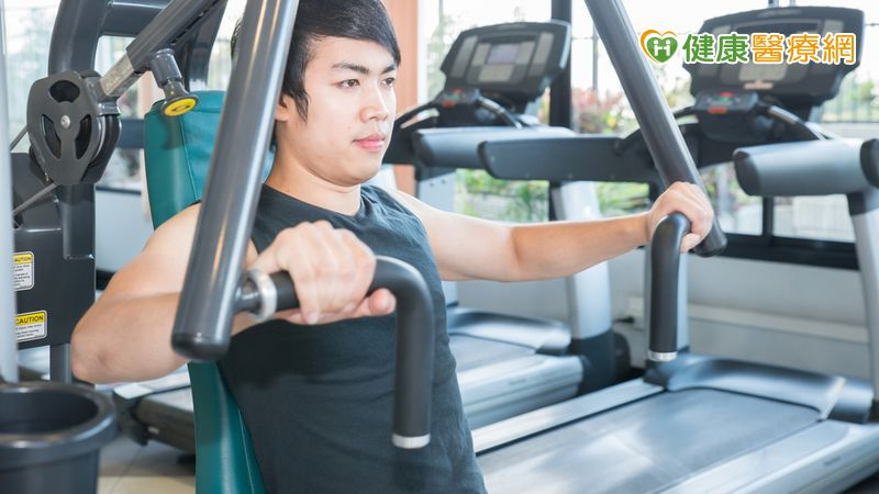 民眾進行健身訓練務必循序漸進，增加重量與次數前，一定要先確認姿勢正確，也要做好足夠暖身，且避免疲勞狀態下操作。