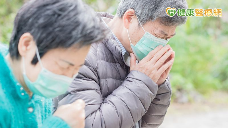 疾管署呼籲，近期氣溫變化大，提醒民眾加強防範流感及新冠等呼吸道傳染病，落實勤洗手、咳嗽禮節，出現發燒、咳嗽應戴口罩並在家休息。
