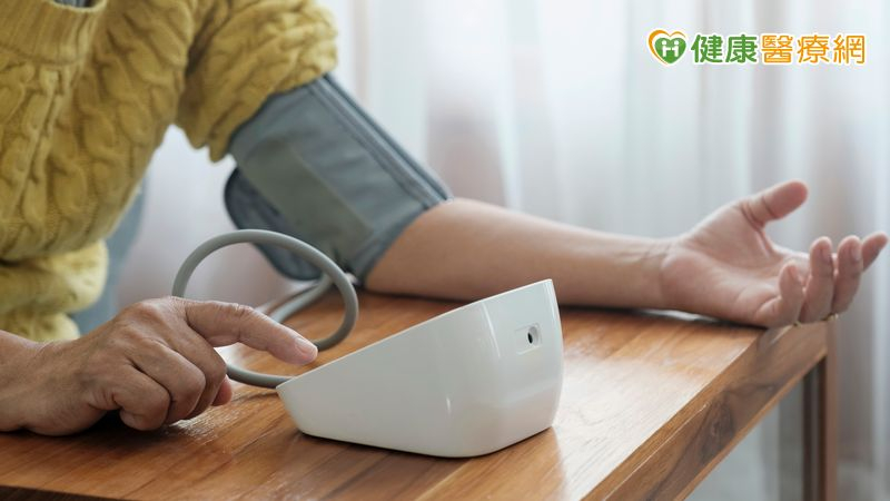 除血壓量測外，飲食控制、限制酒精、控制體重、戒菸及規律有氧運動，皆有助於血壓控制。