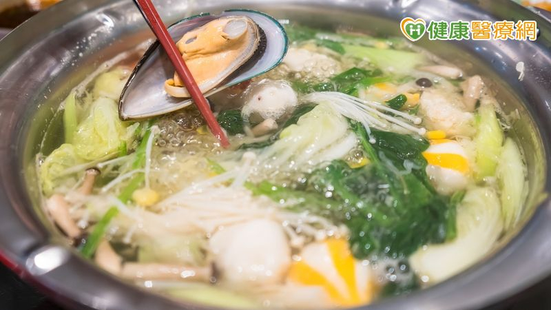 煮熱的食物或湯品撈起或盛出，要靜置一至三分鐘，用嘴唇輕觸測試，確定不燙口再食用。