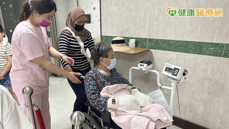 照伴隨的角色，就是在不干預醫療決策的前提下，確保資訊被正確接收與傳遞。