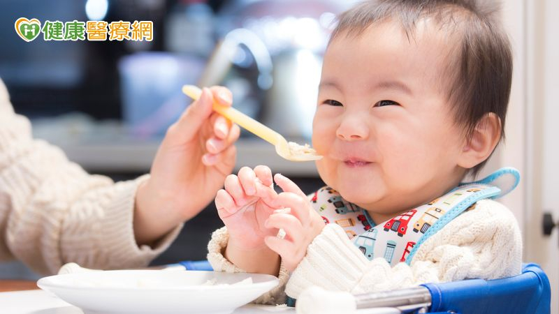 寶寶年菜選擇上，林詠霈主任表示，只要掌握「少油、少鹽、少糖、少調味」原則，並依照寶寶的咀嚼與吞嚥能力調整食材大小與質地。