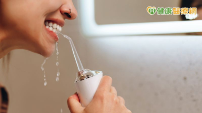 沖牙機不能取代牙線？醫：「用對位置」仍能助力口腔清潔　1時機不適用