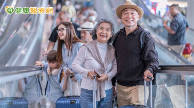 洗腎也能出國玩！68歲男10年跑遍世界　醫揭「4要1不」安心旅遊