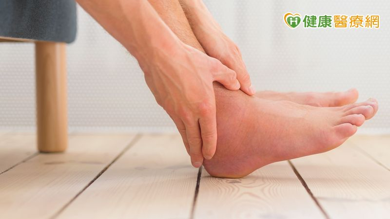 若發現蛇類進入住家，應保持距離並通報相關單位處理，不要自行驅趕或捕捉蛇類。