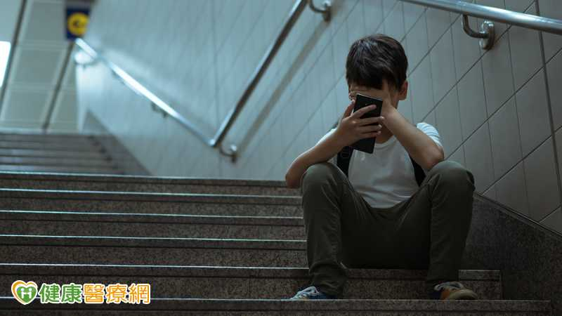 醫師表示，青少年在網上搜尋輕生或自傷關鍵字時，並不一定代表已採取行動，但往往是一種早期求助訊號。