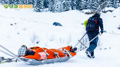 滑雪跌倒意外發現6公分骨腫瘤！醫提醒：夜間疼痛、持續腫脹是警訊