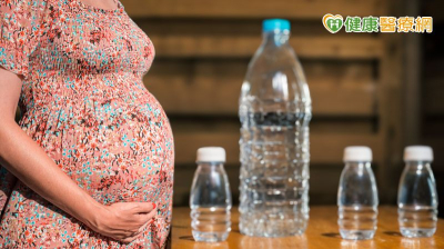 不只污染環境！從卵巢到胎盤皆有微塑膠蹤跡　研究揭母嬰健康潛在風險