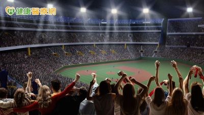 球迷賽後集體「燒聲」！醫教「保護聲帶必做3件事」避免出血風險