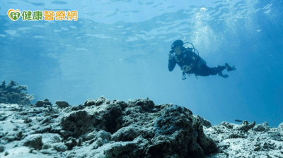 飛行途中發生潛水夫病！幸運有醫師同機立即救援緩解症狀
