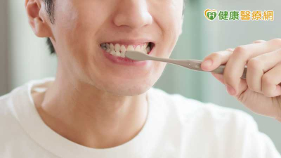 咖啡會讓牙齒變黃？醫：喝完可先漱口　「過這段時間」再刷牙較佳