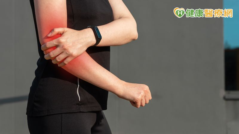 高爾夫球肘的正式名稱為「肱骨內上髁炎」，與常聽到的網球肘同屬常見手肘疼痛問題，但位置不同。