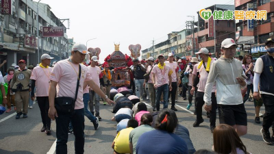 媽祖遶境心雖誠更要先顧身　醫授五大錦囊助信眾平安隨香