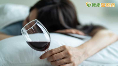 睡不著、睡不好，問題出在這一杯！營養師破解睡前小酌迷思，教你吃對3營養重建睡眠節奏