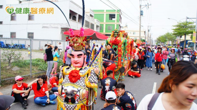白沙屯粉紅超跑啟程！「移動急診室」進駐讓香燈腳更安心