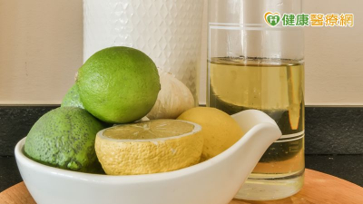 網瘋「檸檬水＋橄欖油」能養顏助消化？營養師：效果有限　4類人別跟風