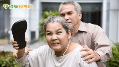 失智長輩突然變了一個人？醫：可能是感官崩解求救