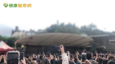 演唱會突遭雷射照腿！女星未受傷　皮膚科醫談舞台光源安全須知