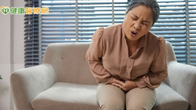 越南旅遊急性膽囊炎　她忍痛12小時返台取出2公分結石