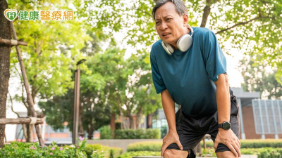 爬樓梯喘、乾咳別輕忽！70歲翁確診肺纖維化　肺部變身「菜瓜布」