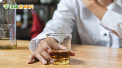 小酌怡情？研究：少量飲酒仍與大腦血流減少有關　恐增認知退化風險