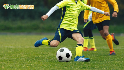 瘋足球小心「運動傷害」找上門　醫授正確「三溫暖冰熱敷」緩解痠痛