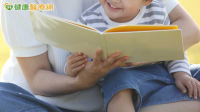 聽書也會刺激大腦！專家揭紙本書與有聲書差異　做到這點更重要