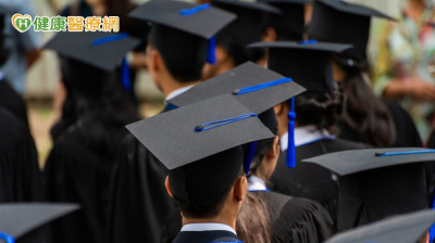 畢業典禮一句話掀討論！專家提醒：強烈語言可能增加年輕人焦慮感
