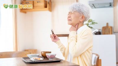 長輩吃飯易嗆咳要當心！研究揭肌少症與吞嚥退化關聯　用2檢查初步評估