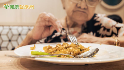 長輩「含飯不吞」別只看食物質地　研究：嗅覺刺激可能與吞嚥反應有關