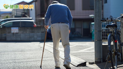 七旬翁下背痛到跛行、走路得扶牆！「微創脊椎術」重拾行動力