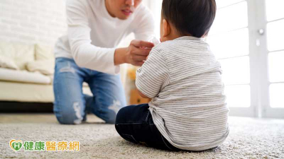 孩子變「魔鬼氈」黏踢踢？專家：多是正常發展　上學後有7現象要留意