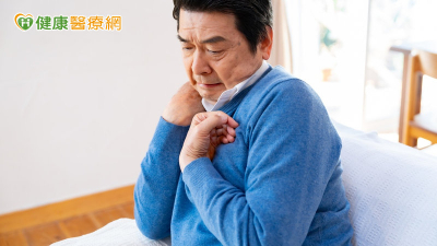 66歲男中風後右側無力　接受輔助治療逐步改善