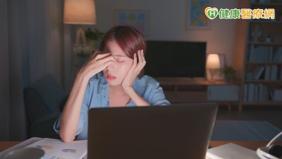 職場5大傷肝習慣曝！壓力、熬夜全上榜　醫：保健品不能取代追蹤