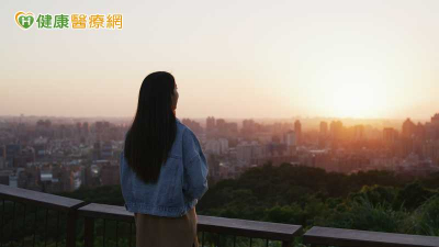 看夕陽為何能讓煩惱暫時退場？研究揭「敬畏感」效應　可能影響4面向