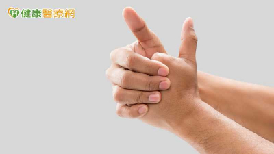 常折手指會得關節炎？醫揭「喀喀聲」真相　真正要小心的是這部位